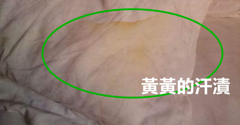 夏天太热床单易沾上汗渍而发黄!只要用上「这一招」,洗得轻松又除菌!